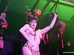 এক মহিলা বহু ইংলিশ স ...